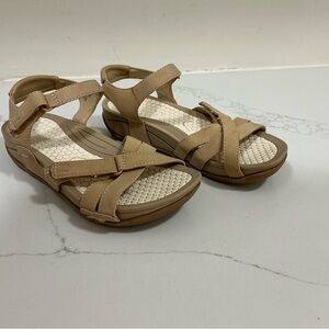 BareTraps Tan Danny Sandals with Crisscross Straps and Breathable Footbed